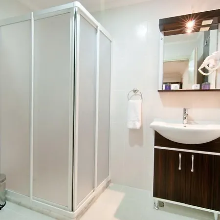 Qinn Apartments Apartahotel 3*